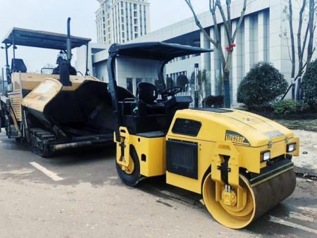 4噸前鋼輪后輪胎振動壓路機